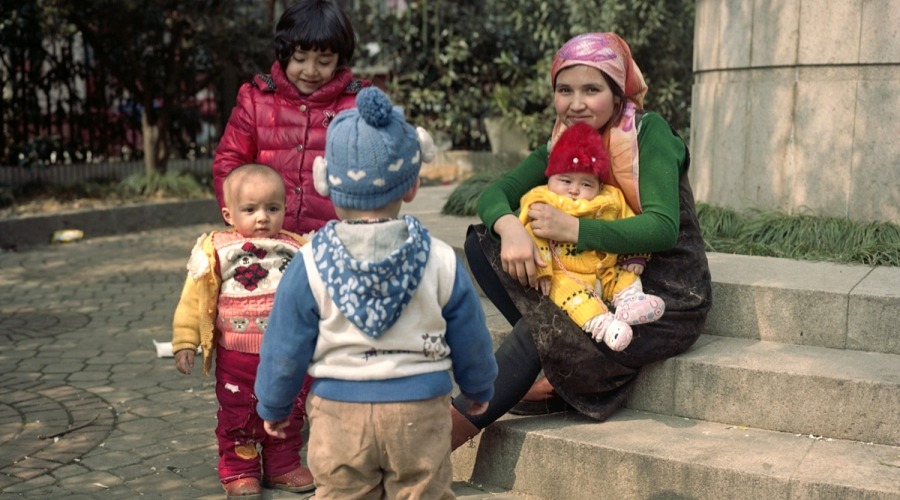 A Muslim woman is taking care of the kids during the friday prayer in Shanghai​