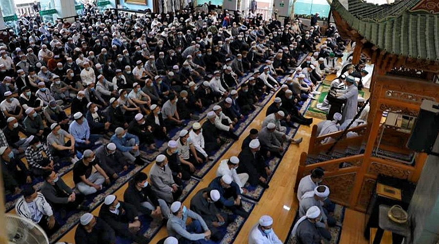 Muslims in northwest China's Xinjiang Uygur Autonomous Region celebrated Eid al-Fitr