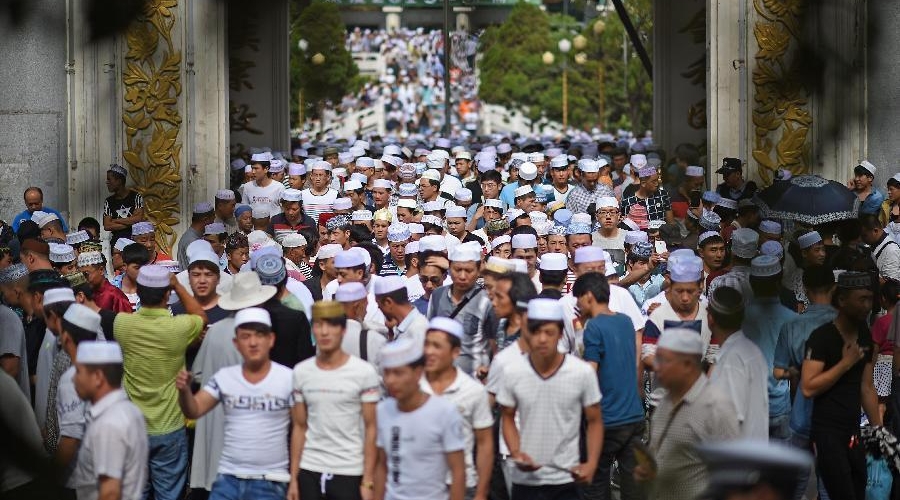 Muslims leave after attending prayer session on Eid al-Fitr at the Nanguan Mosque in Yinchuan City, capital of northwest China's Ningxia Hui Autonomous Region