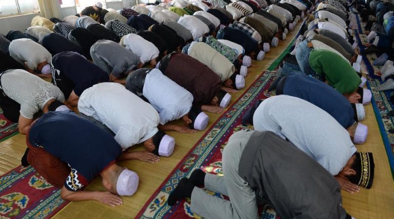 Muslims pray on Eid al-Fitr at the Sishilipu Mosque in Pingliang City, northwest China's Gansu Province