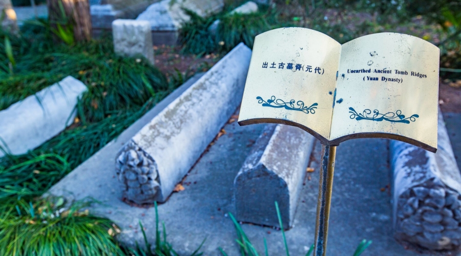 The Islamic cemetery of revered elders contains the tomb of Puhaiding and many Muslims from both China and abroad.