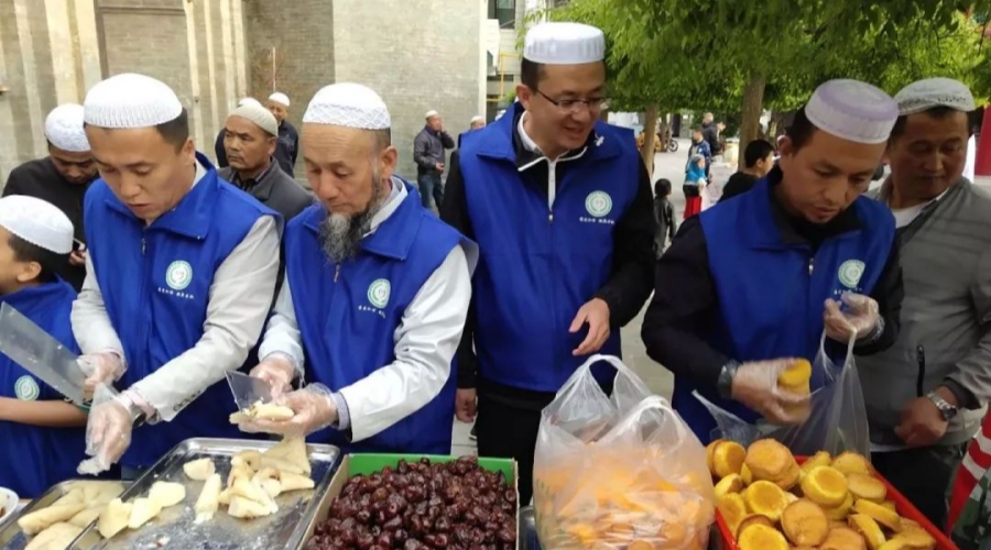 Volunteers prepare meals for fasting worshippers at Xining Dongguan Mosque during Ramadan