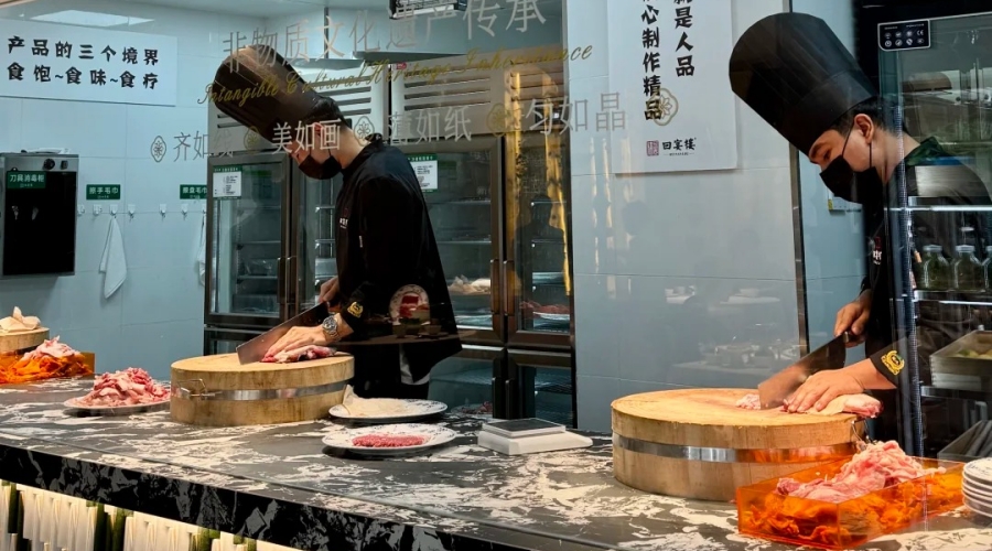 Halal Huiyan Building is well-known for its hand-cut fresh mutton for nourishing hotpot.