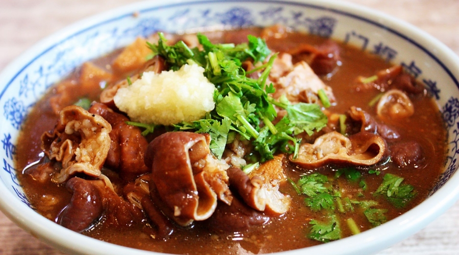 Luzhu Huoshao (卤煮火烧)