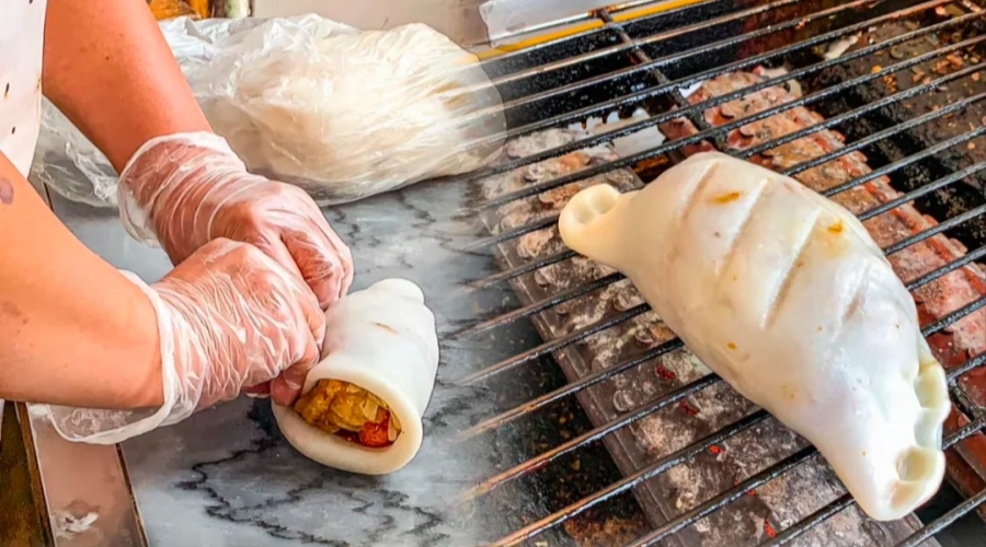 Grilled Erkuai, a traditional Yunnan rice cake stuffed with a variety of fillings.