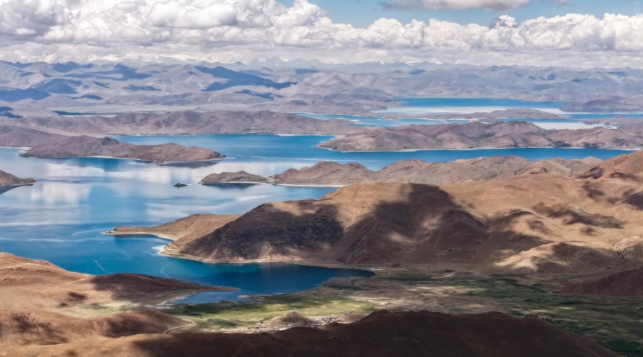Yamdrok Yum Tso Lake in Tibet