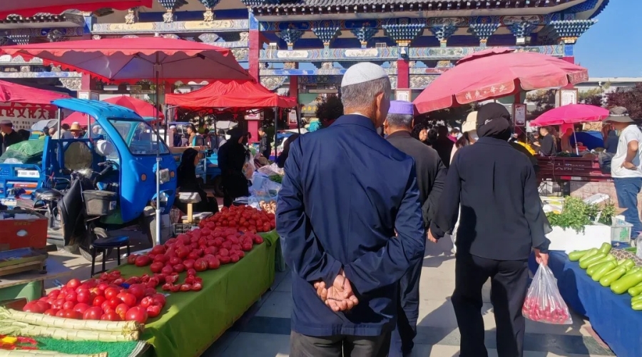 Hongyuan Stadium Morning Market is a lively Linxia market for halal food, local snacks, and Hui culture