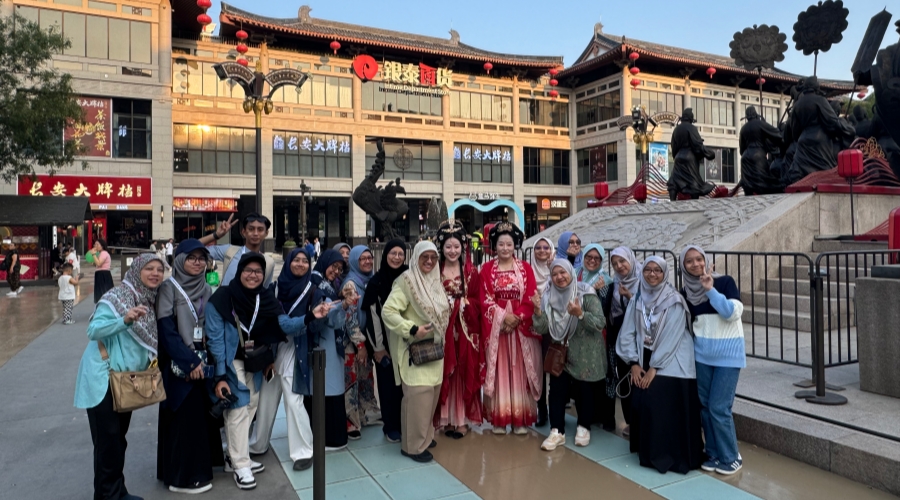 Muslim travelers with Hanfu performers at Xi'an Datang Everbright City